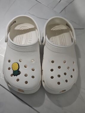 CROCS Kids White Clogs with Pineapple Charm